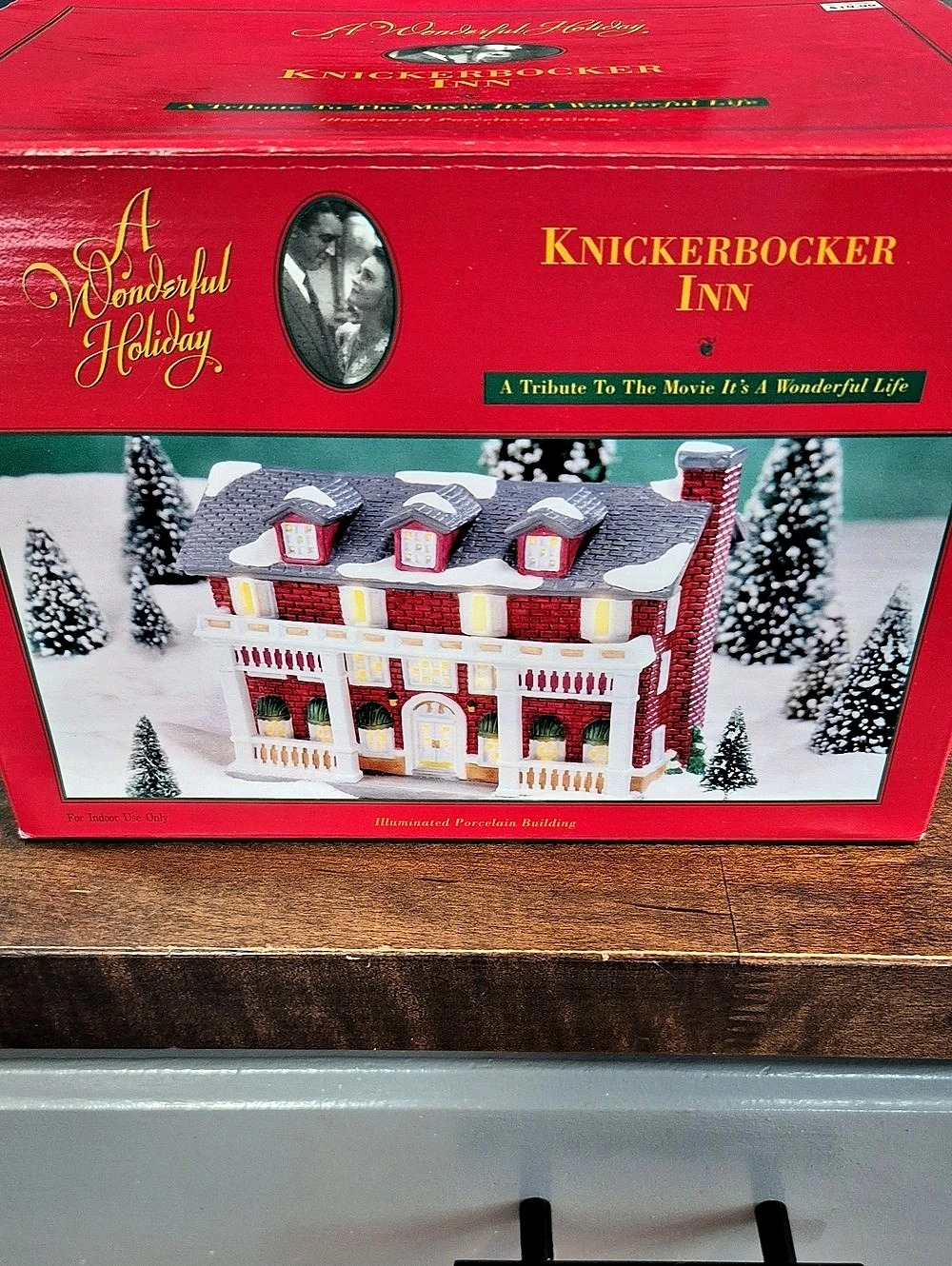 A Wonderful Holiday / Target Knickerbocker Inn Holiday Decor Red White Like New